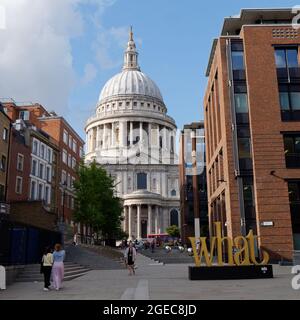 London, Greater London, England, August 10 2021: The Word What as part of the fun Trail by Culture Mile vor der St. Pauls Cathedral. Stockfoto