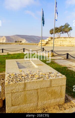 SDE Boker, Israel - 10. August 2021: Das Grab und das Denkmal des ersten Premierministers Ben Gurion in Sde Boker, der Negev-Wüste, Südisraelisch Stockfoto