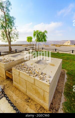 SDE Boker, Israel - 10. August 2021: Das Grab und das Denkmal des ersten Premierministers Ben Gurion und seiner Frau Pola in Sde Boker, der Negev-Wüste, Sout Stockfoto