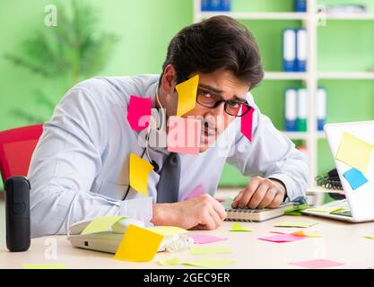 Junge help desk Operator arbeiten im Büro mit vielen widerstreitenden Prioritäten Stockfoto