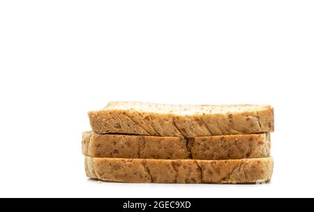 Isolierter Stapel von drei Vollkornbrot auf weißem Hintergrund. Nahaufnahme, Seitenansicht von Brot. Stockfoto