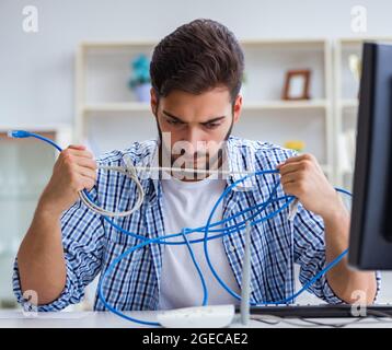 Die frustrierten jungen Mann wegen der schwachen Internet Empfang Stockfoto