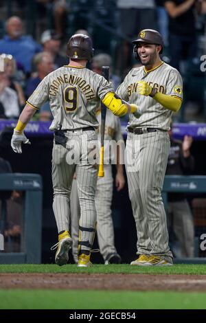 Der Shortstop von San Diego Padres, Jake Cronenworth (9), trifft einen Heimlauf im Park während eines MLB-Spiels in der regulären Saison gegen den Colorado Stockfoto