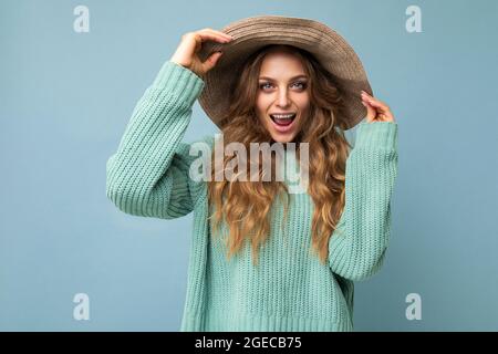 Close-up Porträt von schön aussehende attraktiv schöne liebenswerte ziemlich niedlich Winsome Wunderschöne fröhlich fröhlich fröhlich wellig-haarige blonde Frau auf Pastell isoliert Stockfoto