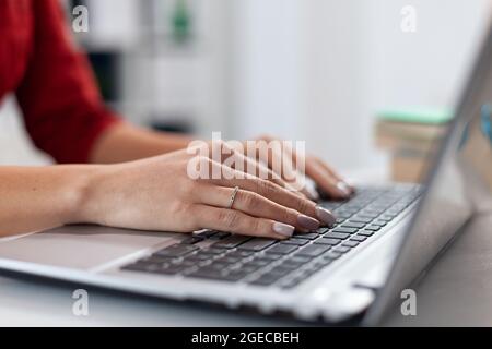 Nahaufnahme der Geschäftsfrau Manager Hände Finger Eingabe von Dokumenten auf Laptop-Tastatur. Detailaufnahme eines Etrepreneurs, der mit den Fingern auf die Tastatur drückt. Laptop erhält Eingang von Stockfoto