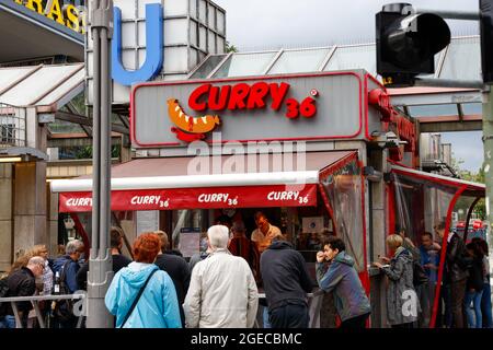 Berlin, Deutschland. August 2021. Eine Schlange steht vor Curry 36 im Zoologischen Garten. Quelle: Gerald Matzka/dpa/Alamy Live News Stockfoto