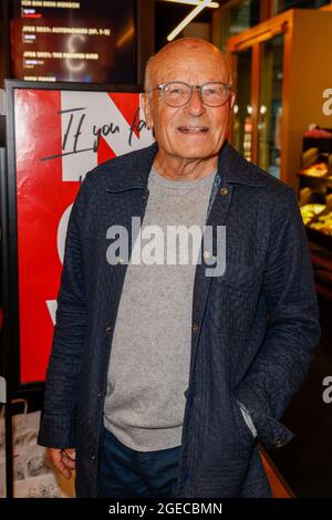 Berlin, Deutschland. August 2021. Volker Schlöndorff kommt zur Premiere des Films Now im Kino Delphi Lux. Quelle: Gerald Matzka/dpa/Alamy Live News Stockfoto