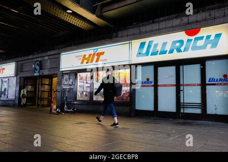 Berlin, Deutschland. August 2021. Eine Person geht am angemogten Ullrich-Geschäft im Zoologischen Garten vorbei. Quelle: Gerald Matzka/dpa/Alamy Live News Stockfoto