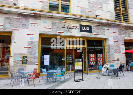 Berlin, Deutschland. August 2021. Außenansicht des Delphi Lux Kinos bei der Premiere des Films Now. Quelle: Gerald Matzka/dpa/Alamy Live News Stockfoto