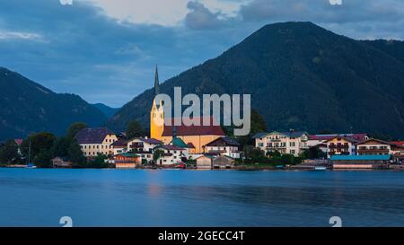 Rottach-Egern ist eine Gemeinde und Stadt am Tegernsee im Landkreis Miesbach in Oberbayern, ca. 35 km südlich von Cent Stockfoto