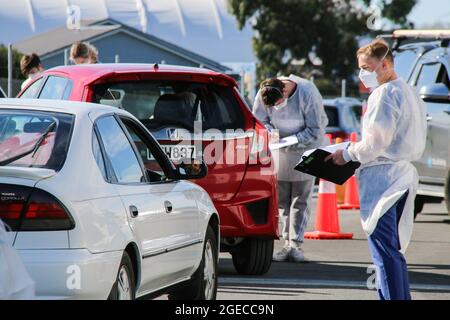 Christchurch, Neuseeland. August 2021. Gesundheitshelfer an einer Drive-Thru-Covid-19-Teststation an der Orchard Road in Christchurch. Neuseeland hat bisher 2,954 Coronavirus-Fälle mit 2,873 geborgenen und 26 Todesfällen bestätigt. Kredit: SOPA Images Limited/Alamy Live Nachrichten Stockfoto