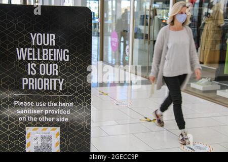 Christchurch, Neuseeland. August 2021. Ein Schild, das die Käufer daran erinnert, Handdesinfektionsmittel in der Merivale Mall in Christchurch zu verwenden. Neuseeland hat bisher 2,954 Coronavirus-Fälle mit 2,873 geborgenen und 26 Todesfällen bestätigt. Kredit: SOPA Images Limited/Alamy Live Nachrichten Stockfoto