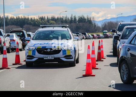 Christchurch, Neuseeland. August 2021. Ein Polizeifahrzeug patrouilliert auf einer Drive-Thru-Covid-19-Teststation auf der Orchard Road in Christchurch. Neuseeland hat bisher 2,954 Coronavirus-Fälle mit 2,873 geborgenen und 26 Todesfällen bestätigt. Kredit: SOPA Images Limited/Alamy Live Nachrichten Stockfoto