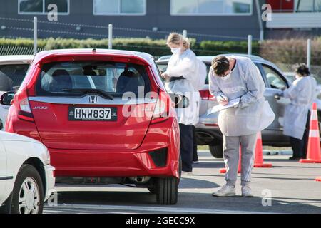 Christchurch, Neuseeland. August 2021. Gesundheitshelfer an einer Drive-Thru-Covid-19-Teststation an der Orchard Road in Christchurch. Neuseeland hat bisher 2,954 Coronavirus-Fälle mit 2,873 geborgenen und 26 Todesfällen bestätigt. Kredit: SOPA Images Limited/Alamy Live Nachrichten Stockfoto