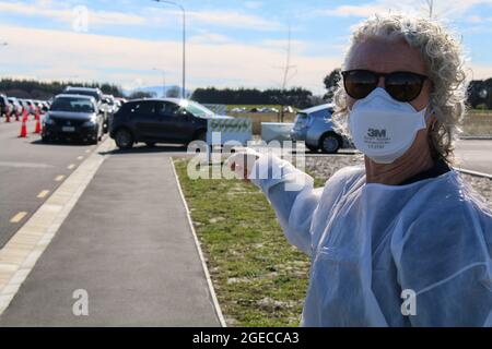 Christchurch, Neuseeland. August 2021. Gesundheitshelfer, der eine Maske trägt, als vorbeugende Maßnahme gegen die Verbreitung von covid-19 an einer Drive-Thru-Teststation covid-19 an der Orchard Road in Christchurch. Neuseeland hat bisher 2,954 Coronavirus-Fälle mit 2,873 geborgenen und 26 Todesfällen bestätigt. Kredit: SOPA Images Limited/Alamy Live Nachrichten Stockfoto