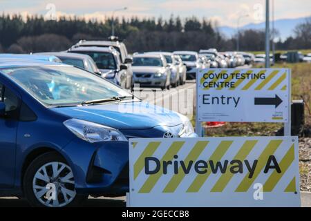 Christchurch, Neuseeland. August 2021. Autos in einer Warteschlange an einer Drive-Thru-Covid-19-Teststation an der Orchard Road in Christchurch. Neuseeland hat bisher 2,954 Coronavirus-Fälle mit 2,873 geborgenen und 26 Todesfällen bestätigt. (Foto von Adam Bradley/SOPA Images/Sipa USA) Quelle: SIPA USA/Alamy Live News Stockfoto
