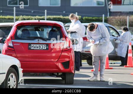 Christchurch, Neuseeland. August 2021. Gesundheitshelfer an einer Drive-Thru-Covid-19-Teststation an der Orchard Road in Christchurch. Neuseeland hat bisher 2,954 Coronavirus-Fälle mit 2,873 geborgenen und 26 Todesfällen bestätigt. (Foto von Adam Bradley/SOPA Images/Sipa USA) Quelle: SIPA USA/Alamy Live News Stockfoto