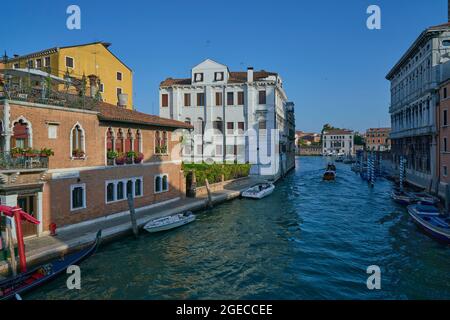 Blick auf Canale di Cannaregio von der Ponte delle Guglie in Venedig Stockfoto