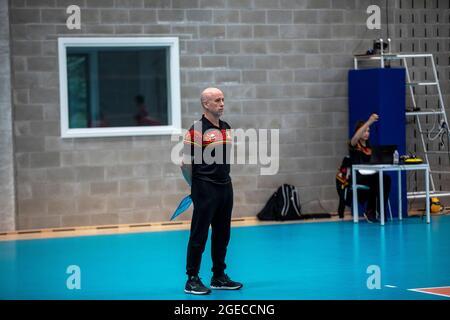 Belgiens Cheftrainer Fernando Munoz im Bild bei einem freundlichen Volleyballspiel zwischen Belgiens Nationalmannschaft der Männer, den Roten Drachen, und Stockfoto