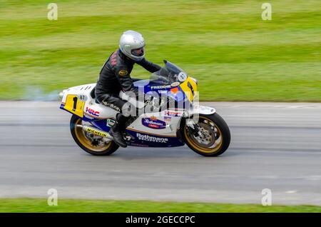 Freddie Spencers 1987 Rothmans Honda HRC NSR500 Motorrad, das beim Goodwood Festival of Speed Motorradrennen 2014 auf der Bergrennen-Strecke unterwegs ist. Stockfoto