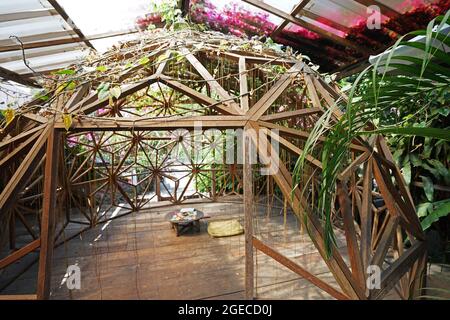 Außendesign und Architektur der hölzernen Iglu-Haus-Villa inmitten eines grünen Gartenparks Stockfoto