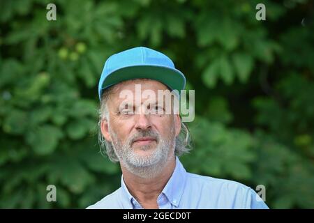 Neuhardenberg, Deutschland. August 2021. Nikolai 'Nikko' Weidemann, Musiker und Komponist, fotografiert während eines Gesprächs auf der Bühne zum Sommerprogramm von Schloss Neuhardenberg. Quelle: Patrick Pleul/dpa-Zentralbild/ZB/dpa/Alamy Live News Stockfoto