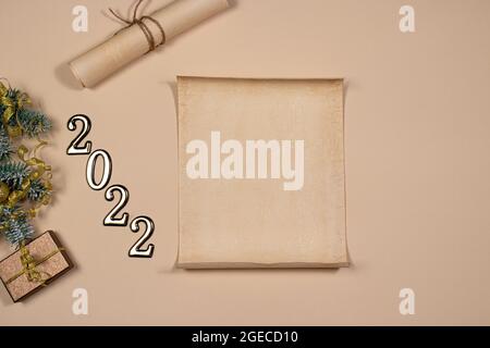Abbildungen Neujahr 2022 und Pergament für Einträge auf hellem Hintergrund. Pläne und Aufgaben für das nächste Jahr, Platz für Text und Copyspace Stockfoto