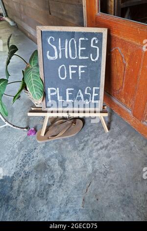 Schild „SHOES OFF PLEASE“ vor dem Café und Restaurant Stockfoto