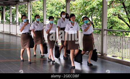 Weibliche Studenten Fußgänger zu Fuß BTS Skytrain Skywalk Chit Lom zum Siam Station Bereich Stockfoto