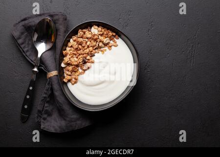 Joghurtschale mit Müsli. Draufsicht flach liegend mit Kopierplatz Stockfoto