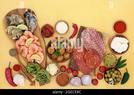 Gesunde Ernährung für italienische mediterrane Diät-Konzept mit Fleisch, Gemüse Meeresfrüchte. Hoch in Antioxidantien, Anthocyane, Ballaststoffe, Omega-3 und Protein. Stockfoto