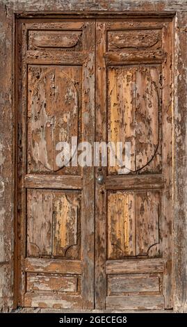 Alte, stark verwitterte braune Holztür Stockfoto