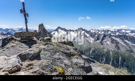 Gipfelkreuz aus Metall auf der Richterspitze, Zillertaler Alpen, Österreich Stockfoto