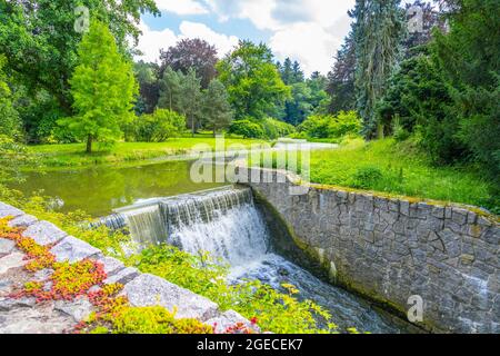 Kleiner doppelter Wasserfall am Waldbach. Gaden Steinschleuder in ruhiger Waldstimmung. Stockfoto