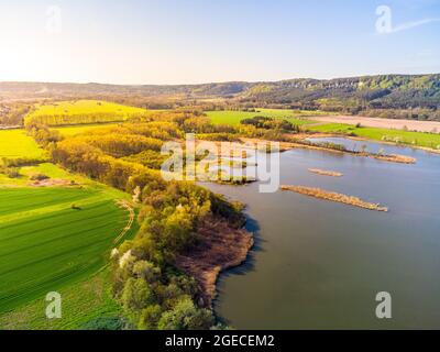 Ländliche Landschaft mit Zabakor See und Prihazy Sandsteinfelsen. Böhmisches Paradies, Tschechische Republik. Luftaufnahme von der Drohne. Stockfoto