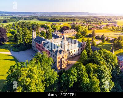 Schloss Sychrov bei Sonnenuntergang, Tschechische Republik . Luftaufnahme von der Drohne. Stockfoto