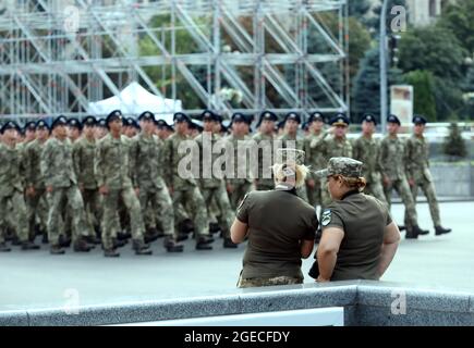 KIEW, UKRAINE - 18. AUGUST 2021 - die Generalprobe der Parade zum Unabhängigkeitstag in Kiew findet vor dem 30. Jahrestag in der Chreschtschatyk-Straße statt Stockfoto