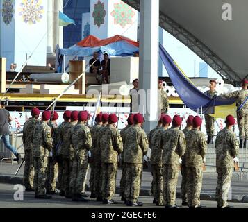 KIEW, UKRAINE - 18. AUGUST 2021 - die Generalprobe der Parade zum Unabhängigkeitstag in Kiew findet vor dem 30. Jahrestag in der Chreschtschatyk-Straße statt Stockfoto