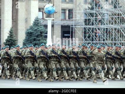 KIEW, UKRAINE - 18. AUGUST 2021 - ukrainische Soldaten marschieren vor der Parade zum Kiew-Unabhängigkeitstag auf die Chreschtschatyk-Straße Stockfoto