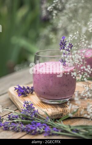 Lavendel-Smoothie mit Kokosmilch, Heidelbeere. Veganes Getränk Stockfoto