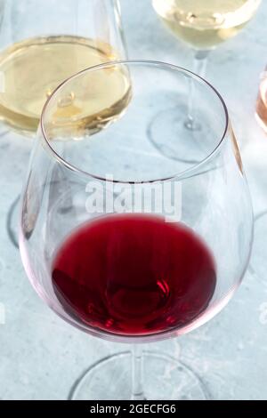 Rot- und Weißwein in verschiedenen Gläsern bei einer Weinprobe. Nahaufnahme Stockfoto