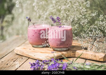 Lavendel-Smoothie mit Kokosmilch, Heidelbeere. Veganes Getränk Stockfoto