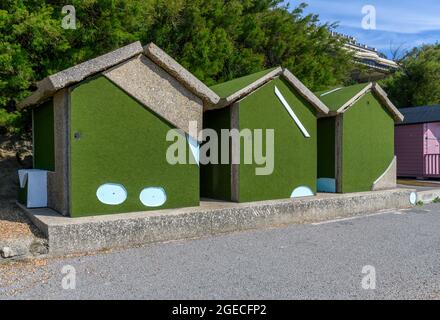 18 Löcher (2008) von Richard Wilson. Der Künstler recycelt einen alten verrückten Golfplatz Sägen es bis zu drei Skulpturen in Form von Strandhütten. Stockfoto
