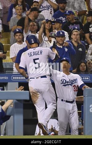 Los Angeles, Usa. August 2021. Corey Seager (5) feiert mit Manager Dave Robets (30) den kurzen Stopp von Los Angeles Dodgers, nachdem er am Mittwoch, den 18. August 2021, einen zwei-RBI-Heimlauf vor dem Relief-Pittsburgh Pirates-Pitcher Kyle Keller hinter sich hatte, um den Dodgers eine Führung von 9-0 im Dodger Stadium in Los Angeles zu geben. Die Dodgers besiegten die Piraten 9-0 für einen drei-Spiel-Sweep, indem sie die Dodgers drei Spiele hinter die San Francisco Giants in der NL West bewegten. Foto von Jim Ruymen/UPI Credit: UPI/Alamy Live News Stockfoto