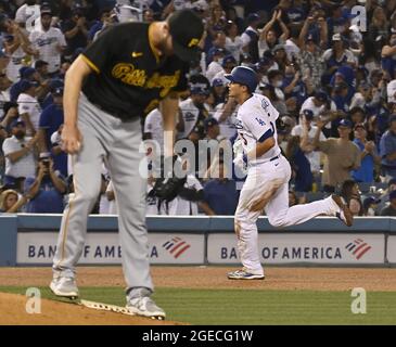 Los Angeles, Usa. August 2021. Der Short-Stop von Los Angeles Dodgers, Corey Seager, rundet die Basen, nachdem er während des sechsten Innings einen zwei-RBI-Heimlauf vor dem Relief-Pittsburgh-Pirates-Pitcher Kyle Keller (L) getroffen hatte, um den Dodgers am Mittwoch, den 18. August 2021, eine Führung von 9-0 im Dodger Stadium in Los Angeles zu geben. Die Dodgers besiegten die Piraten 9-0 für einen drei-Spiel-Sweep, indem sie die Dodgers drei Spiele hinter die San Francisco Giants in der NL West bewegten. Foto von Jim Ruymen/UPI Credit: UPI/Alamy Live News Stockfoto