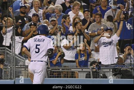 Los Angeles, Usa. August 2021. Corey Seager, kurz-Stop von Los Angeles Dodgers, kehrt zum Dugout zurück, nachdem er am Mittwoch, den 18. August 2021, einen zwei-RBI-Heimlauf vor dem Relief-Pittsburgh Pirates-Pitcher Kyle Keller (L) während des sechsten Innings getroffen hatte, um den Dodgers eine Führung von 9-0 im Dodger Stadium in Los Angeles zu geben. Die Dodgers besiegten die Piraten 9-0 für einen drei-Spiel-Sweep, indem sie die Dodgers drei Spiele hinter die San Francisco Giants in der NL West bewegten. Foto von Jim Ruymen/UPI Credit: UPI/Alamy Live News Stockfoto