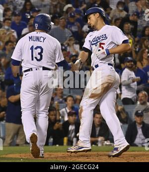 Los Angeles, Usa. August 2021. Los Angeles Dodgers' Short-Stop Corey Seager (5) feiert mit Teamkollege Max Muncy (13), nachdem er während des sechsten Innings einen zwei-RBI-Heimlauf vor Kyle Keller, dem Entlastungskrug der Pittsburgh Pirates, getroffen hatte, um den Dodgers am Mittwoch, den 18. August 2021 eine 9-0-Führung im Dodger Stadium in Los Angeles zu geben. Die Dodgers besiegten die Piraten 9-0 für einen drei-Spiel-Sweep, indem sie die Dodgers drei Spiele hinter die San Francisco Giants in der NL West bewegten. Foto von Jim Ruymen/UPI Credit: UPI/Alamy Live News Stockfoto