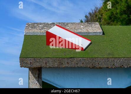 18 Löcher (2008) von Richard Wilson. Der Künstler recycelt einen alten verrückten Golfplatz Sägen es bis zu drei Skulpturen in Form von Strandhütten. Stockfoto