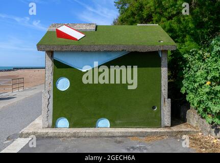 18 Löcher (2008) von Richard Wilson. Der Künstler recycelt einen alten verrückten Golfplatz Sägen es bis zu drei Skulpturen in Form von Strandhütten. Stockfoto