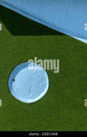 18 Löcher (2008) von Richard Wilson. Der Künstler recycelt einen alten verrückten Golfplatz Sägen es bis zu drei Skulpturen in Form von Strandhütten. Stockfoto